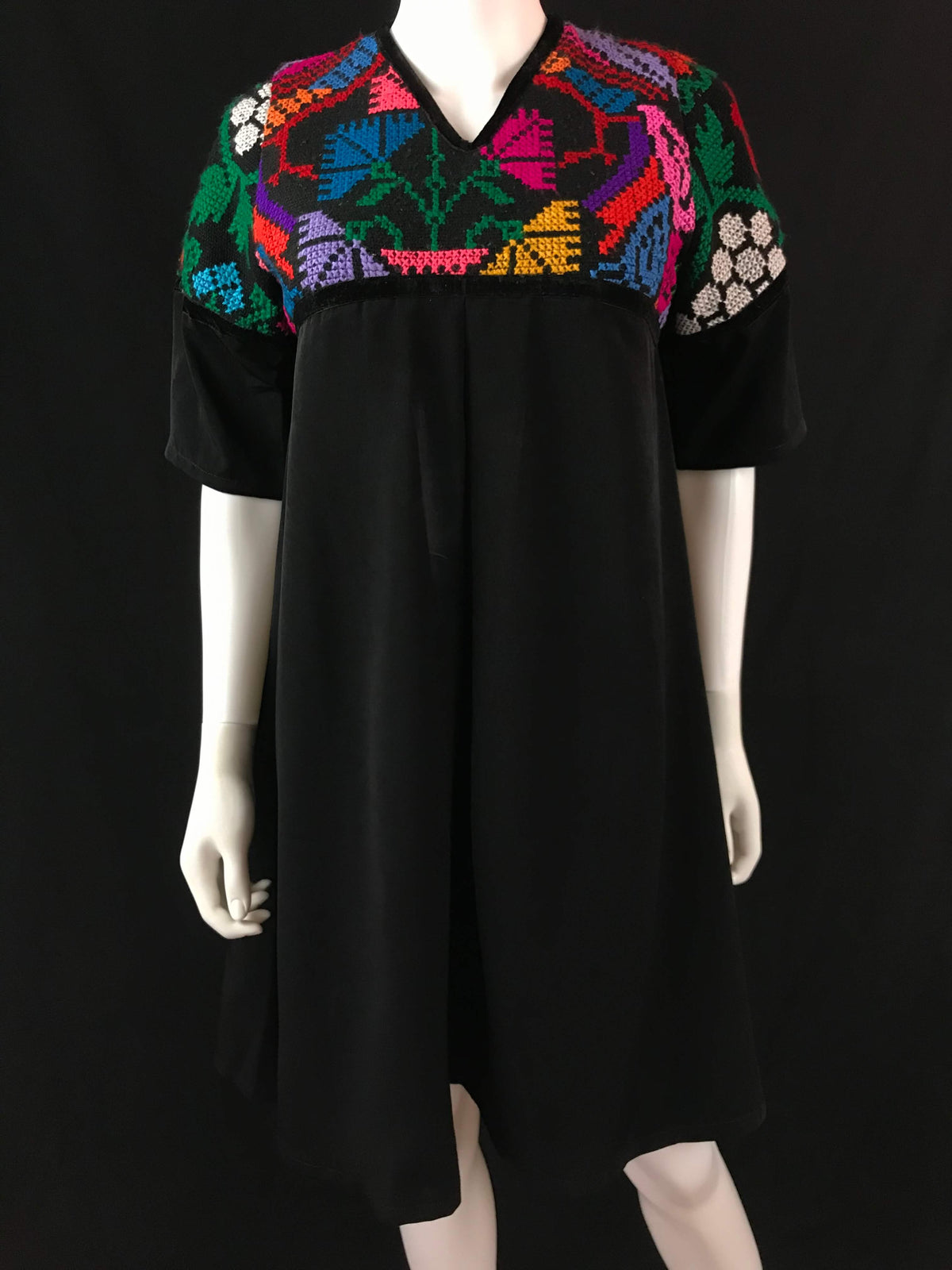 Mexican Fashion Embroidered Dress - Nayibi Mexico Puebla Black Dress Colores Decor