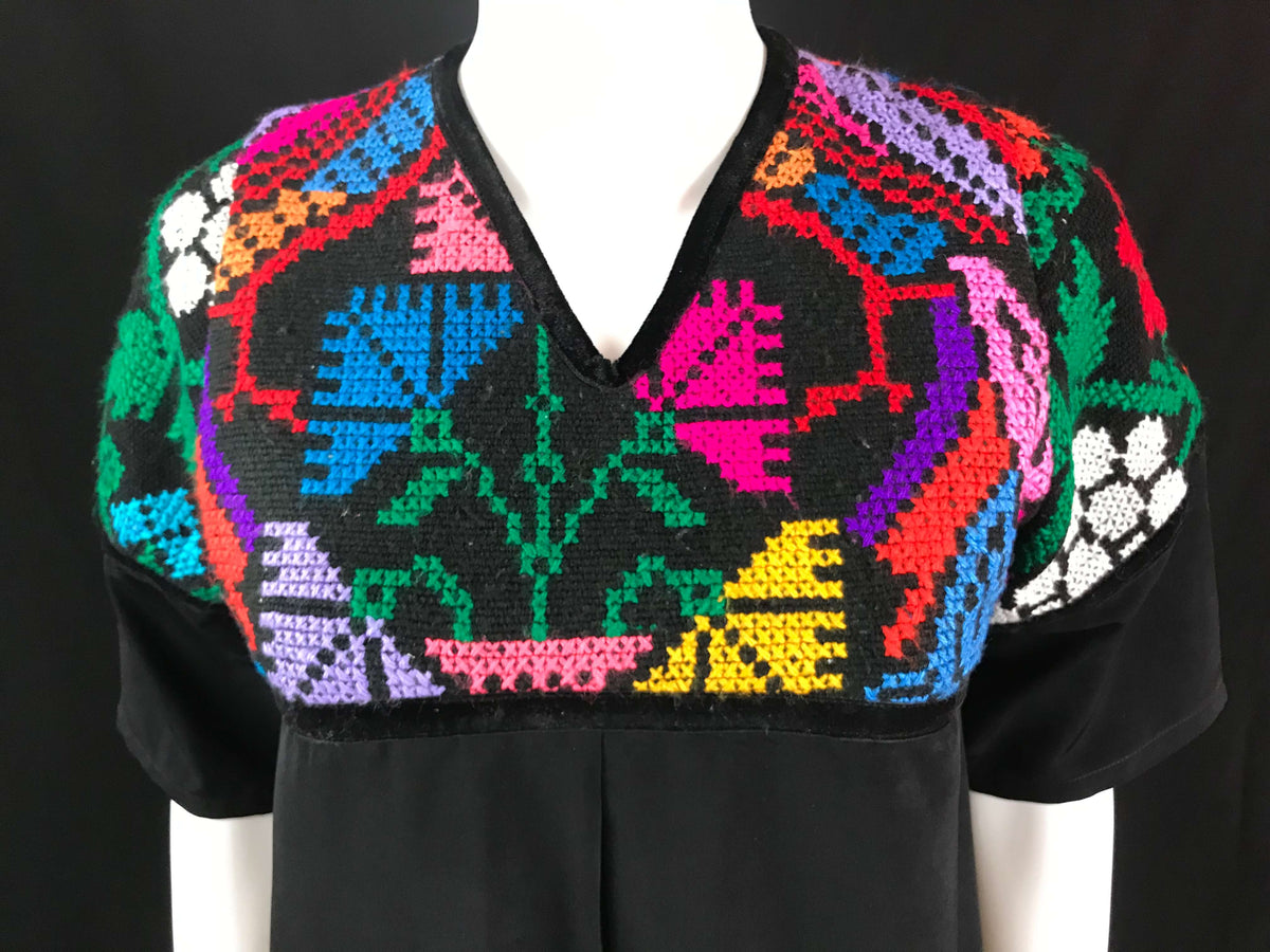 Mexican Fashion Embroidered Dress - Nayibi Mexico Puebla Black Dress Colores Decor