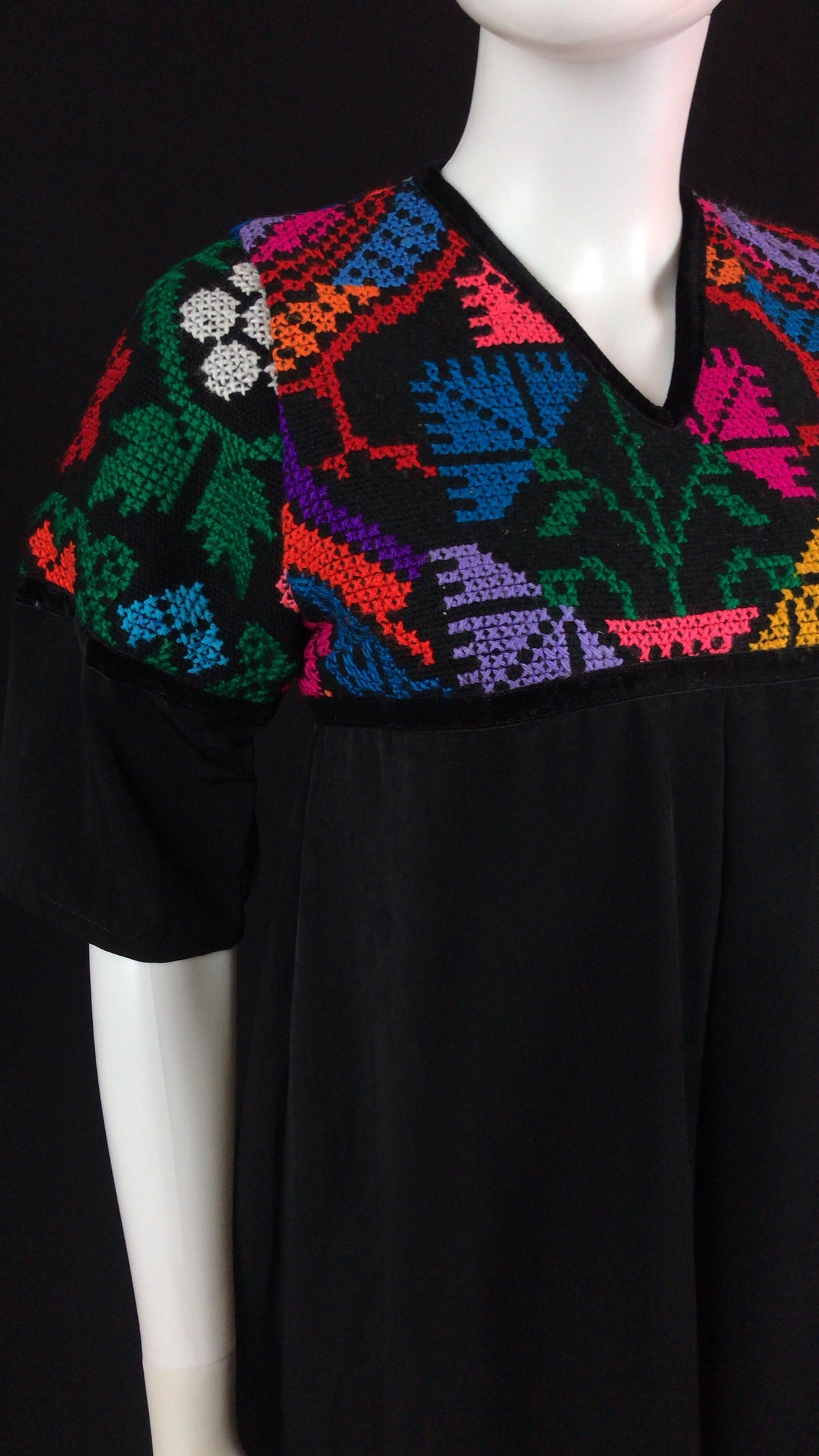 Mexican Fashion Embroidered Dress - Nayibi Mexico Puebla Black Dress Colores Decor