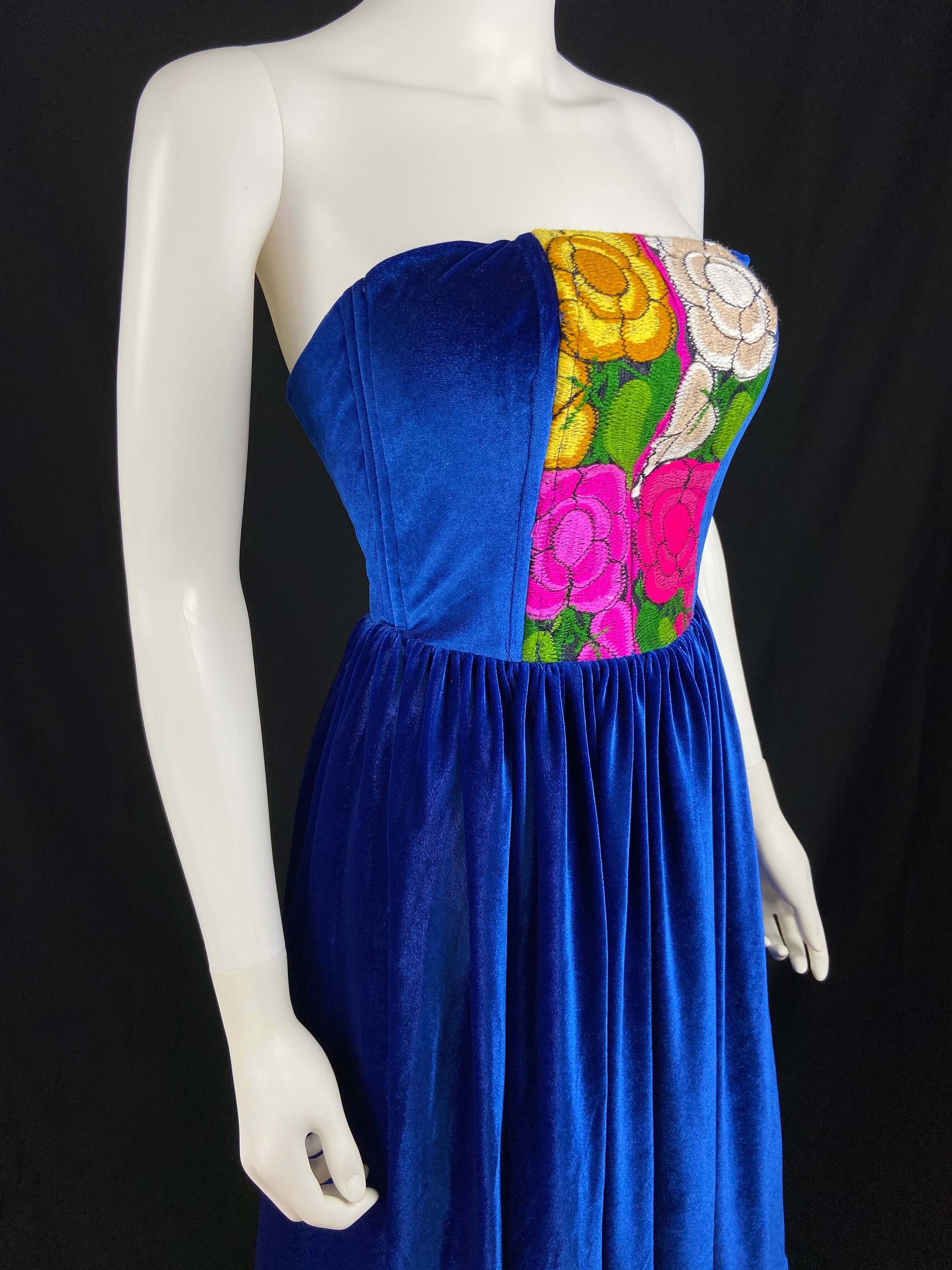 Mexican Fashion Embroidered Off-the-Sholder Dress - Nayibi Mexico CoLores DECOR Mexican Fashion Embroidered Off-the-Sholder Dress - Nayibi Mexico CoLores DECOR